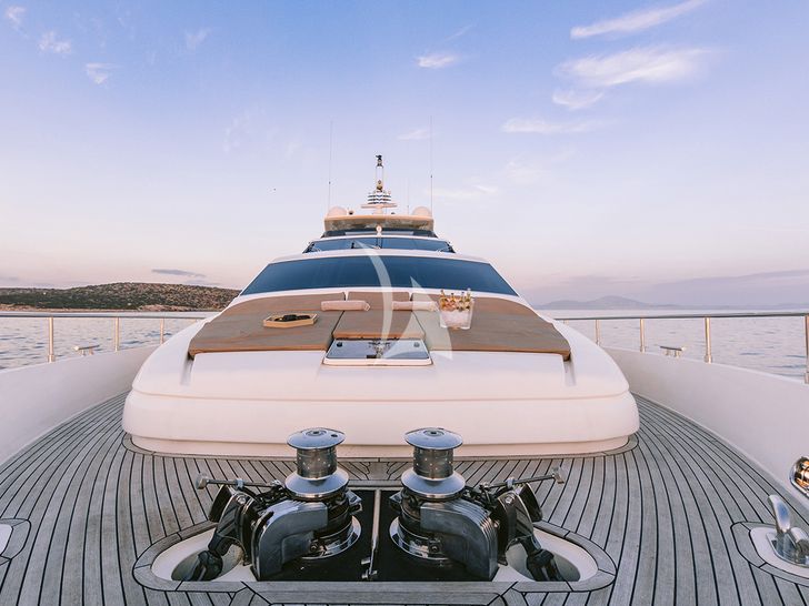 MELI Ferretti 881 - foredeck MELI Ferretti 881 - foredeck