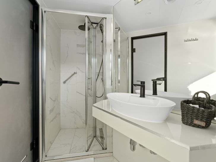 ALFA MARIO Custom 52m - master cabin bathroom ALFA MARIO Custom 52m - master cabin bathroom