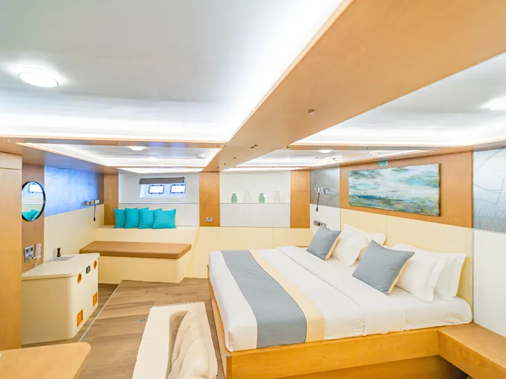 ALICE Salted Fiber Works 31m - VIP cabin bed and seating ALICE Salted Fiber Works 31m - VIP cabin bed and seating