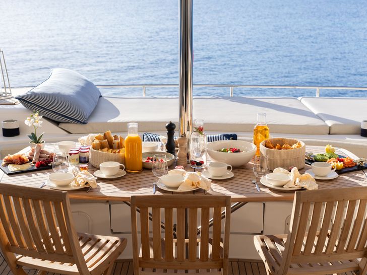 MOBY DICK Fountaine Pajot Galatea 65 - alfresco breakfast MOBY DICK Fountaine Pajot Galatea 65 - alfresco breakfast