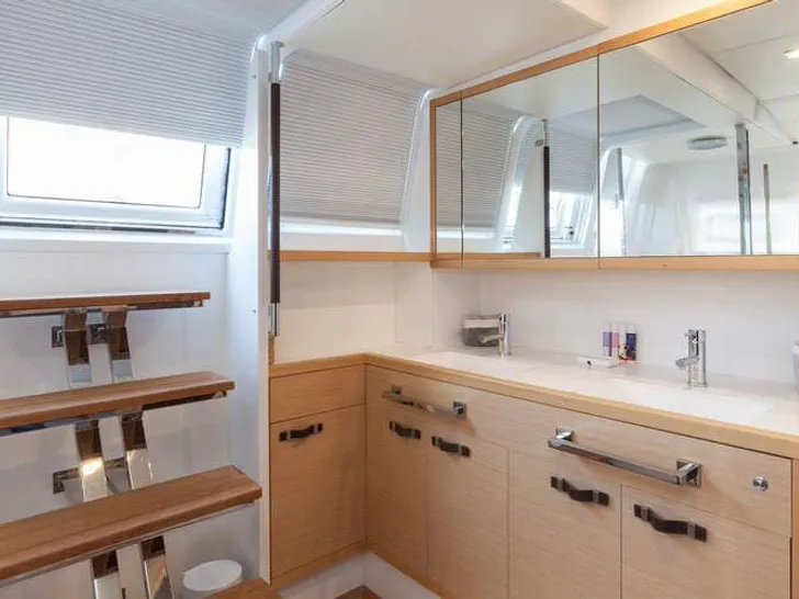 CUTE LITTLE CAT Lagoon 630 - master cabin bathroom CUTE LITTLE CAT Lagoon 630 - master cabin bathroom