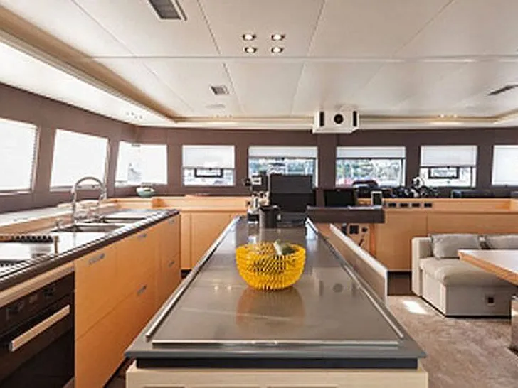 CUTE LITTLE CAT Lagoon 630 - galley CUTE LITTLE CAT Lagoon 630 - galley