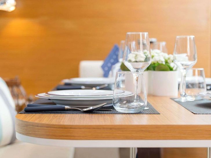 ALIZEE Hanse 675 - indoor dining set up ALIZEE Hanse 675 - indoor dining set up