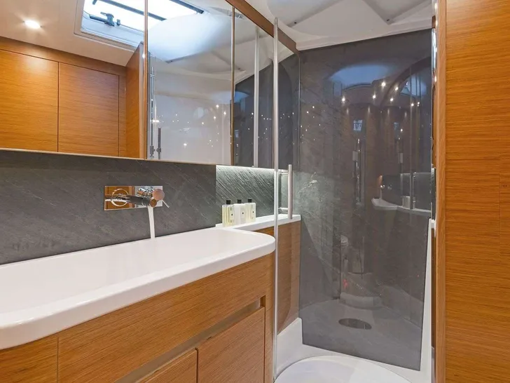 ALIZEE Hanse 675 - master cabin bathroom ALIZEE Hanse 675 - master cabin bathroom