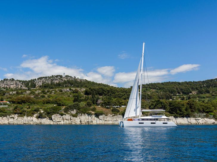 OPAL Lagoon 620 - anchored OPAL Lagoon 620 - anchored
