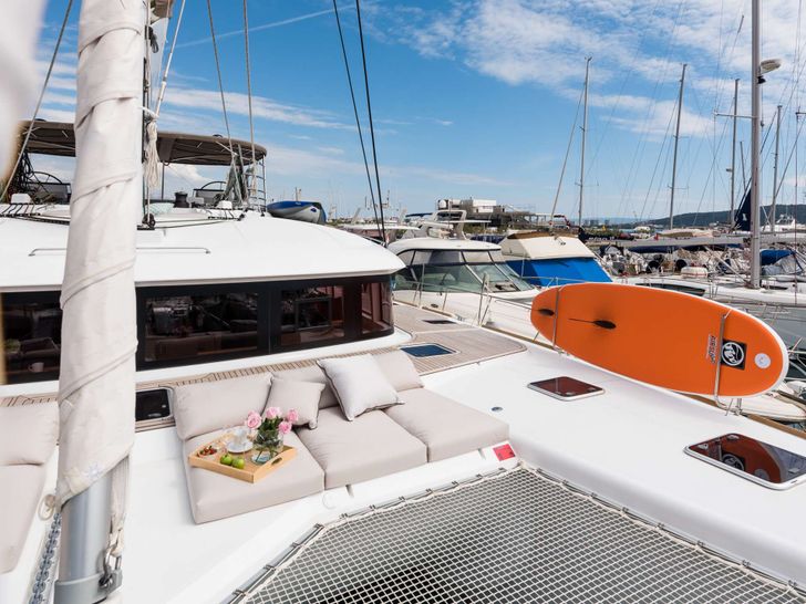 OPAL Lagoon 620 - foredeck lounge and net trampoline OPAL Lagoon 620 - foredeck lounge and net trampoline