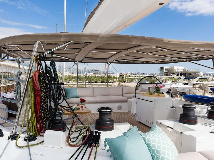 OPAL Lagoon 620 - flybridge helm and seating OPAL Lagoon 620 - flybridge helm and seating
