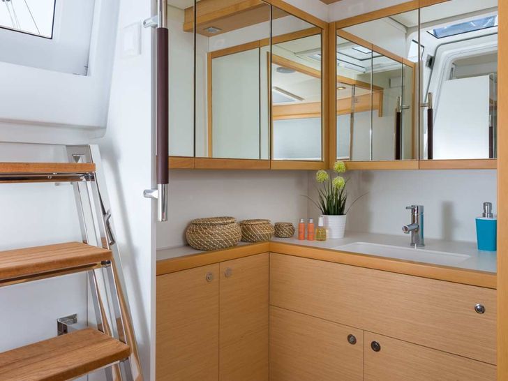 OPAL Lagoon 620 - cabin bathroom OPAL Lagoon 620 - cabin bathroom