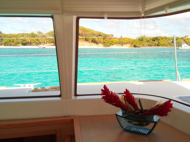 LADY M Lagoon 620 - glass windows LADY M Lagoon 620 - glass windows
