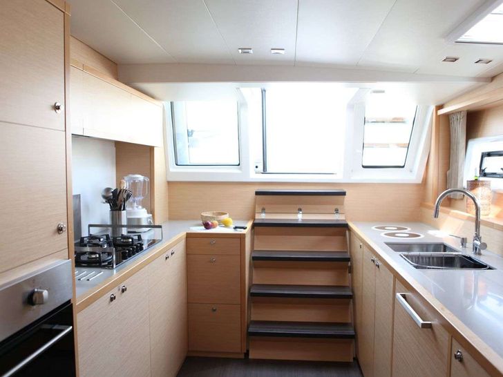 LADY M Lagoon 620 - galley LADY M Lagoon 620 - galley