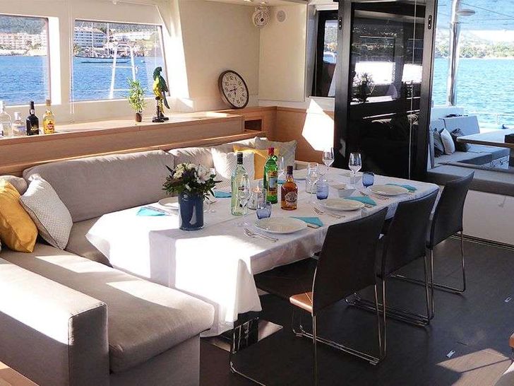 LADY M Lagoon 620 - indoor dining LADY M Lagoon 620 - indoor dining