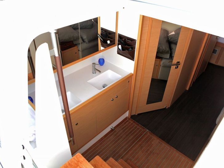 LADY M Lagoon 620 VIP cabin bathroom