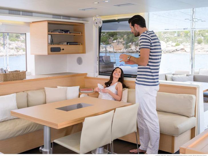 STARLIGHT Lagoon 560 saloon STARLIGHT Lagoon 560 saloon