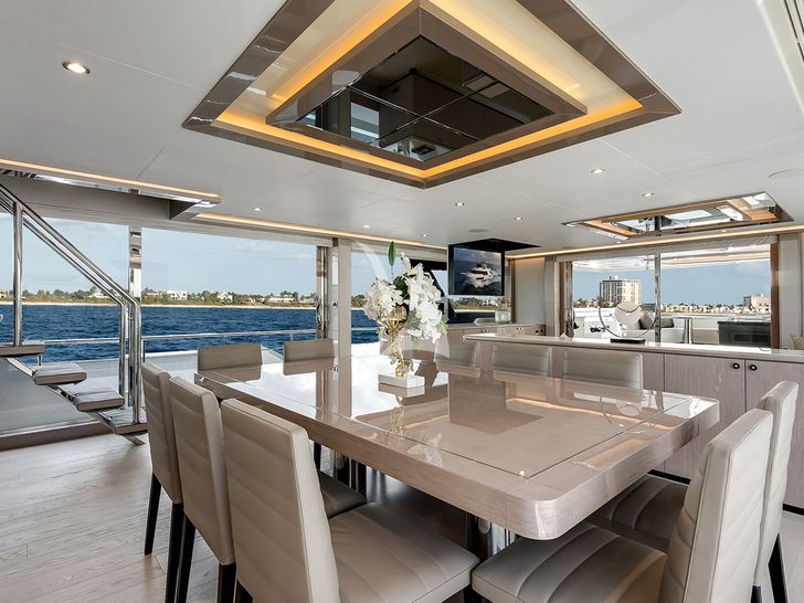 50 FIFTY Ocean Alexander 32L - indoor dining area 50 FIFTY Ocean Alexander 32L - indoor dining area