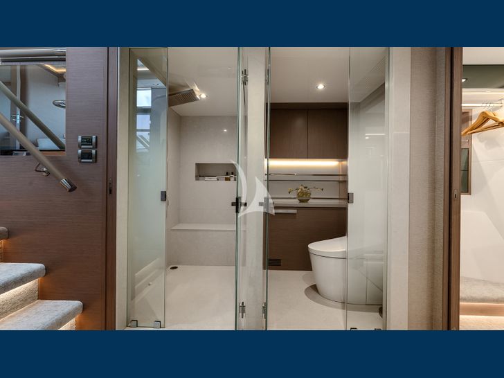 50 FIFTY Ocean Alexander 32L master cabin toilet and shower