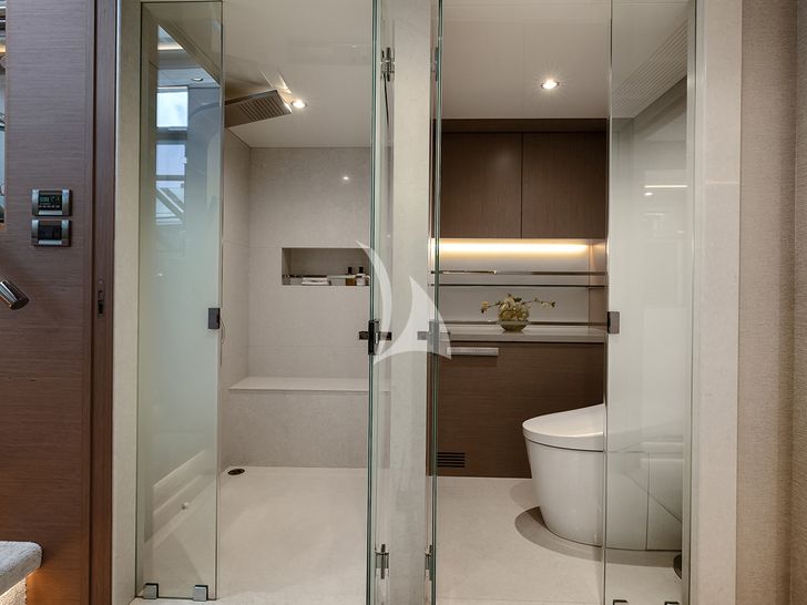 50 FIFTY Ocean Alexander 32L - master cabin toilet and shower 50 FIFTY Ocean Alexander 32L - master cabin toilet and shower