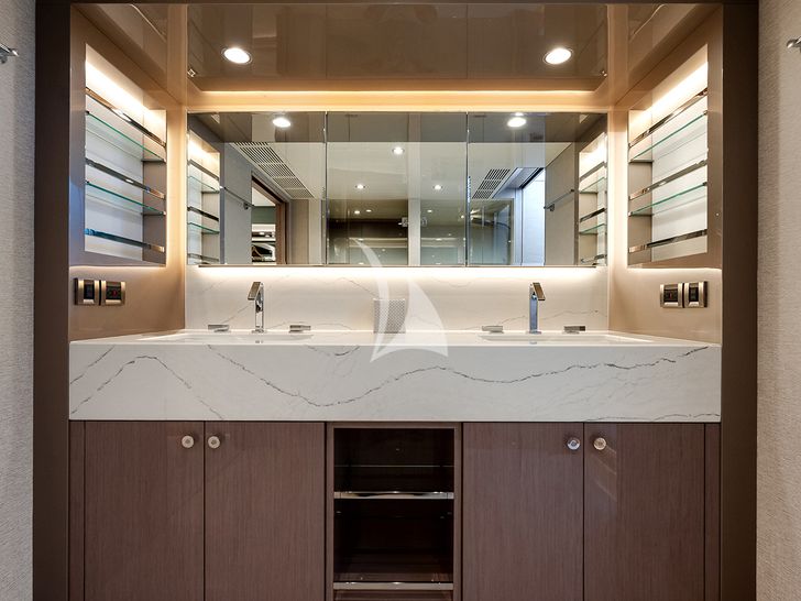 50 FIFTY Ocean Alexander 32L - master cabin vanity unit 50 FIFTY Ocean Alexander 32L - master cabin vanity unit