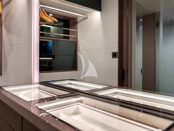 50 FIFTY Ocean Alexander 32L - master cabin walk-in closet 50 FIFTY Ocean Alexander 32L - master cabin walk-in closet