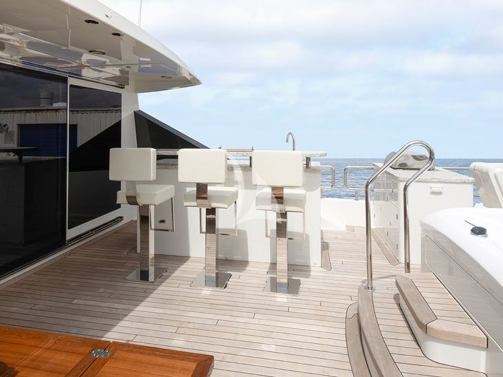 50 FIFTY Ocean Alexander 32L - outdoor bar area 50 FIFTY Ocean Alexander 32L - outdoor bar area