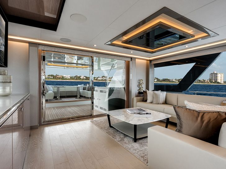 50 FIFTY Ocean Alexander 32L - saloon seating with access to the aft deck 50 FIFTY Ocean Alexander 32L - saloon seating with access to the aft deck