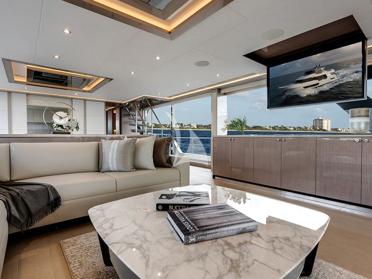 50 FIFTY Ocean Alexander 32L - saloon with TV 50 FIFTY Ocean Alexander 32L - saloon with TV