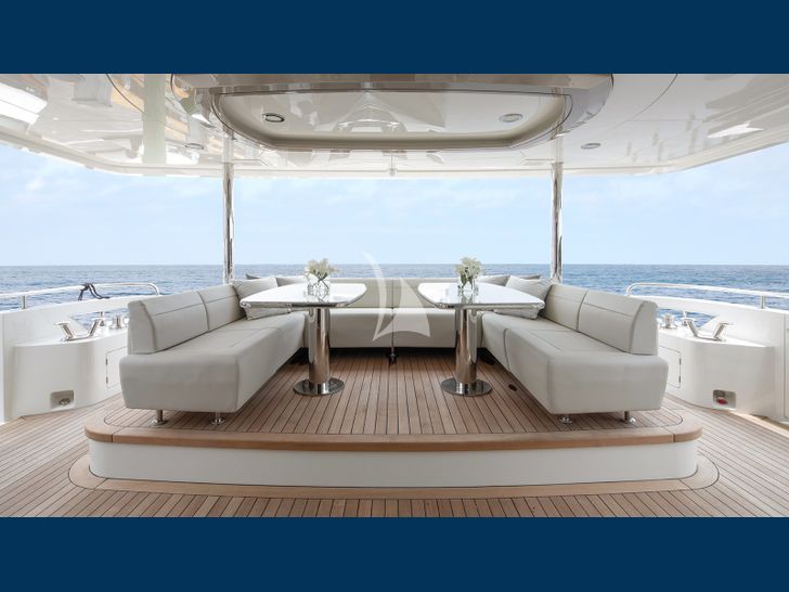 50 FIFTY Ocean Alexander 32L skydeck seating area