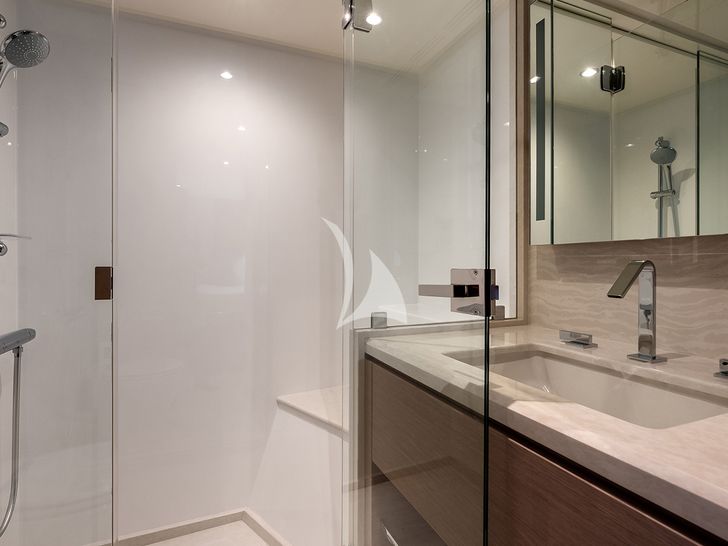 50 FIFTY Ocean Alexander 32L - twin or convertible cabin bathroom 50 FIFTY Ocean Alexander 32L - twin or convertible cabin bathroom