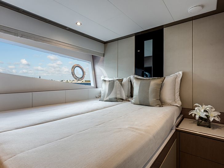 50 FIFTY Ocean Alexander 32L - twin or convertible cabin 50 FIFTY Ocean Alexander 32L - twin or convertible cabin