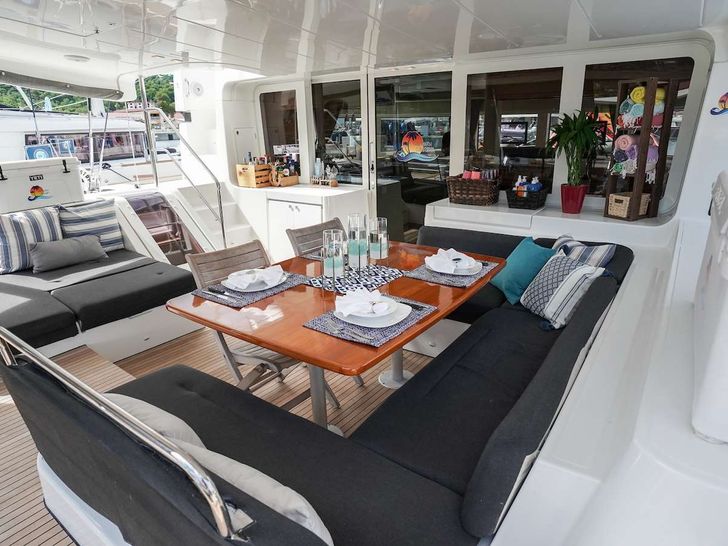 SOUTHERN COMFORT - aft deck dining area SOUTHERN COMFORT - aft deck dining area