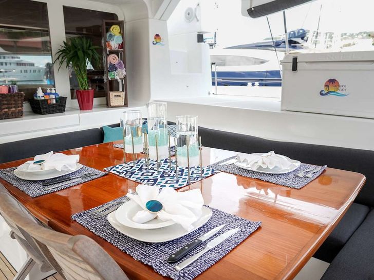SOUTHERN COMFORT - aft deck dining area SOUTHERN COMFORT - aft deck dining area