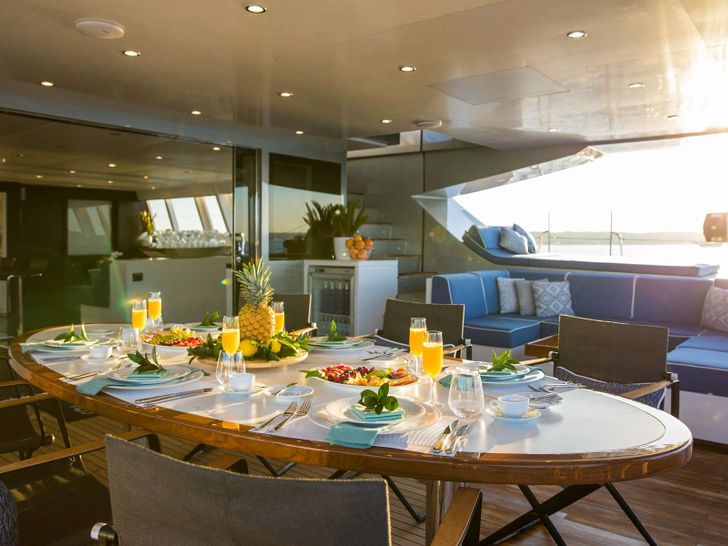 CARTOUCHE Blue Coast 95 - dining set up CARTOUCHE Blue Coast 95 - dining set up