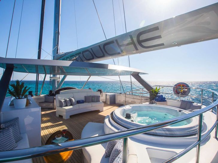 CARTOUCHE Blue Coast 95 - flybridge seating and jacuzzi CARTOUCHE Blue Coast 95 - flybridge seating and jacuzzi