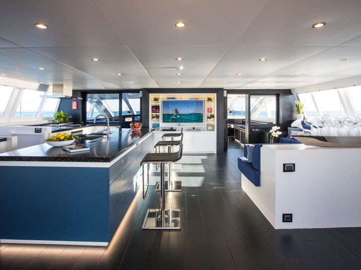 CARTOUCHE Blue Coast 95 - galley CARTOUCHE Blue Coast 95 - galley