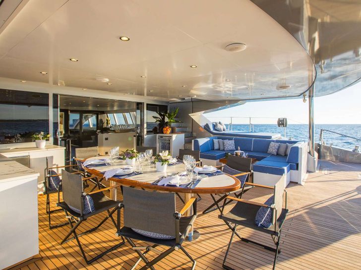 CARTOUCHE Blue Coast 95 - aft deck dining area CARTOUCHE Blue Coast 95 - aft deck dining area