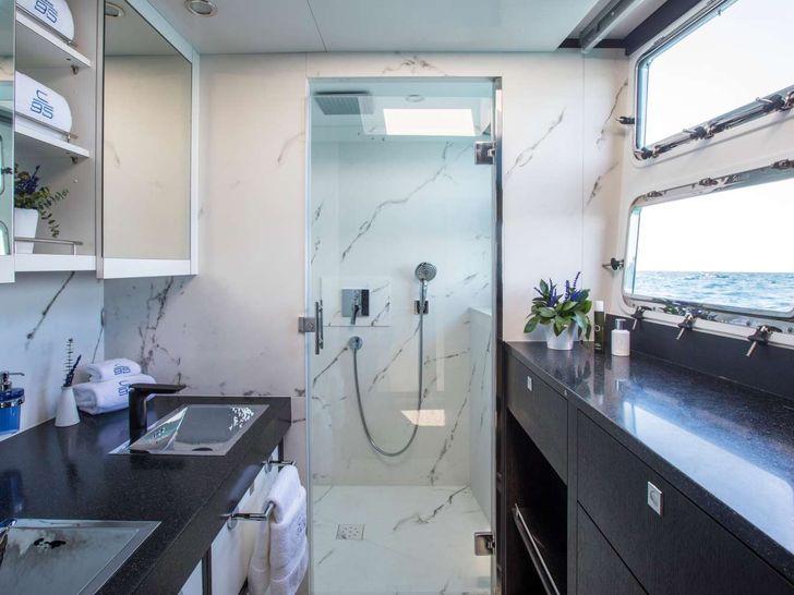 CARTOUCHE Blue Coast 95 - master cabin bathroom CARTOUCHE Blue Coast 95 - master cabin bathroom