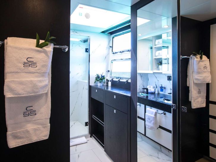 CARTOUCHE Blue Coast 95 - VIP cabin bathroom CARTOUCHE Blue Coast 95 - VIP cabin bathroom