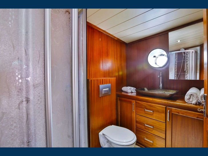 VICTORIA Fethiye Shipyard 25m Gulet master cabin bathroom