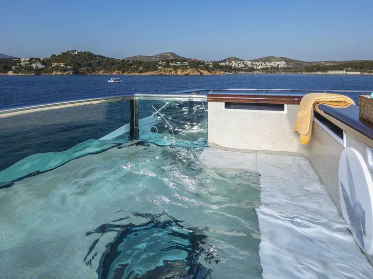 PEGASUS Feadship 52m - sundeck jacuzzi PEGASUS Feadship 52m - sundeck jacuzzi