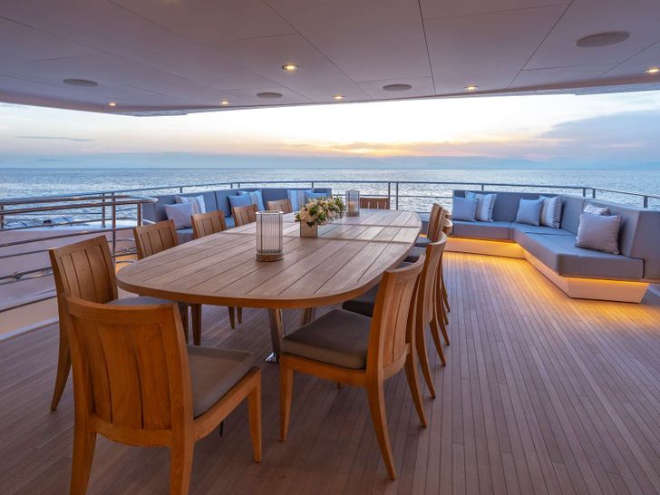 Upper deck Dining /Lounge area