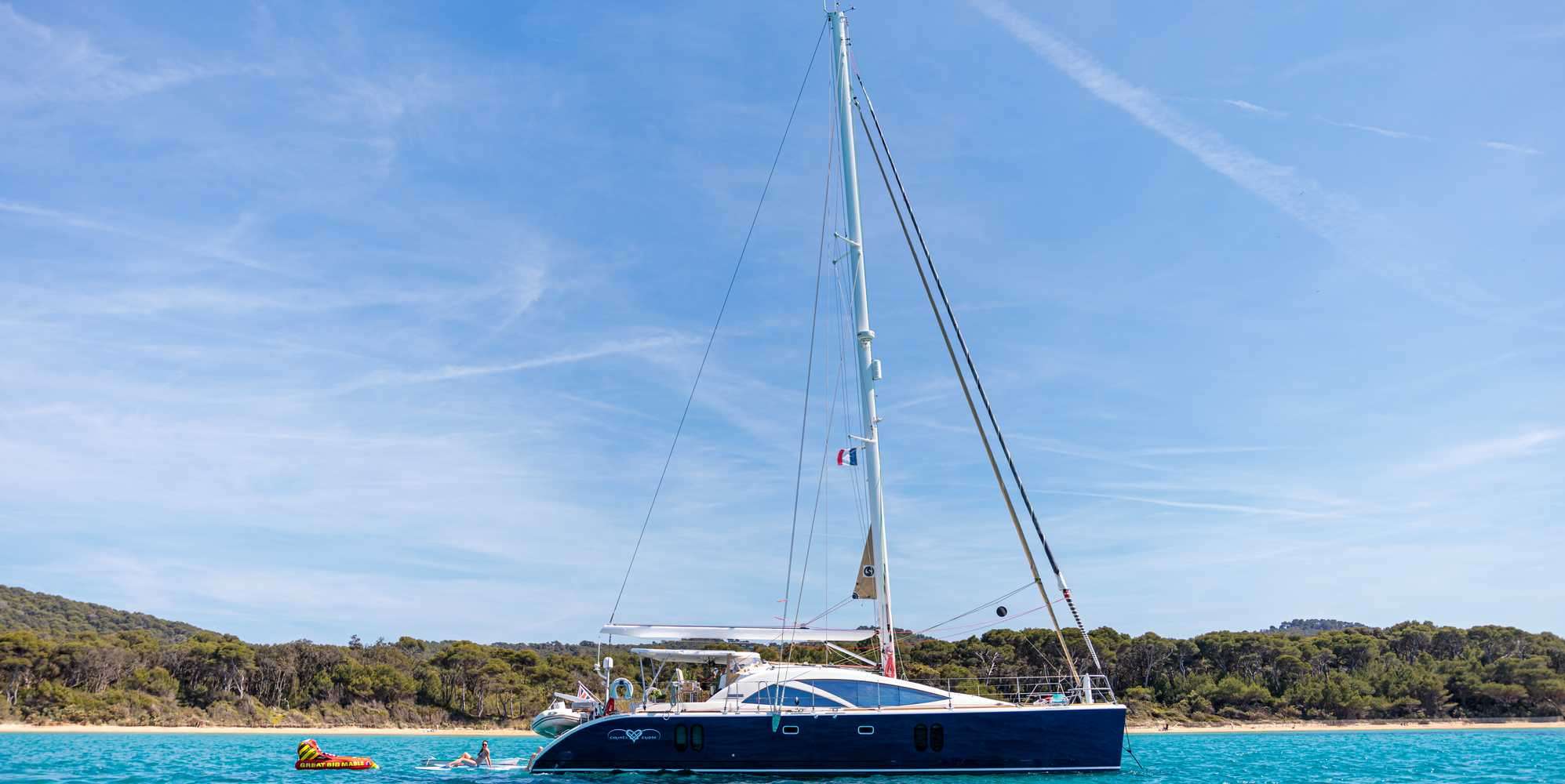 CURANTA CRIDHE Discovery 50 - anchored side profile