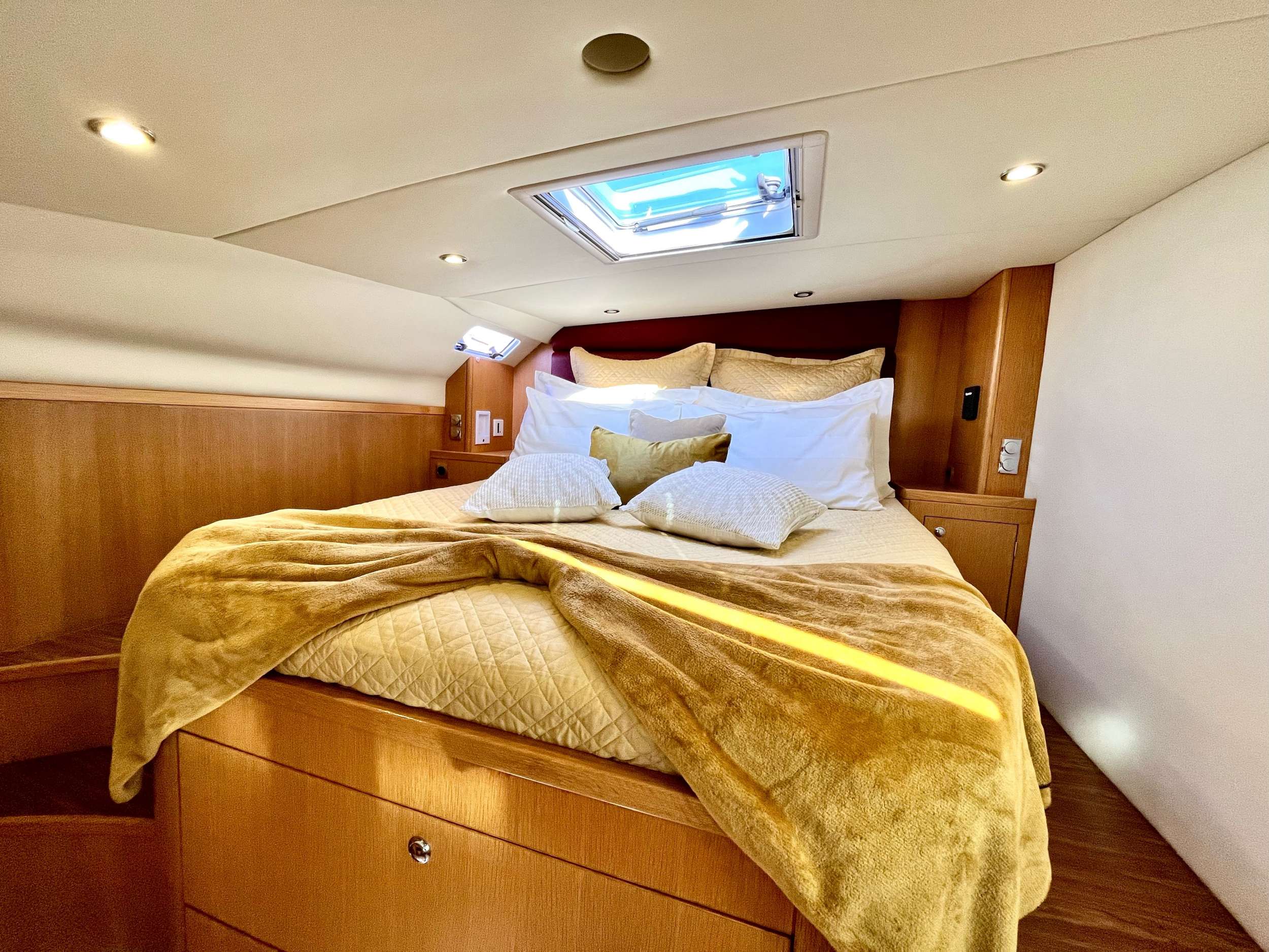 CURANTA CRIDHE Discovery 50 - master cabin