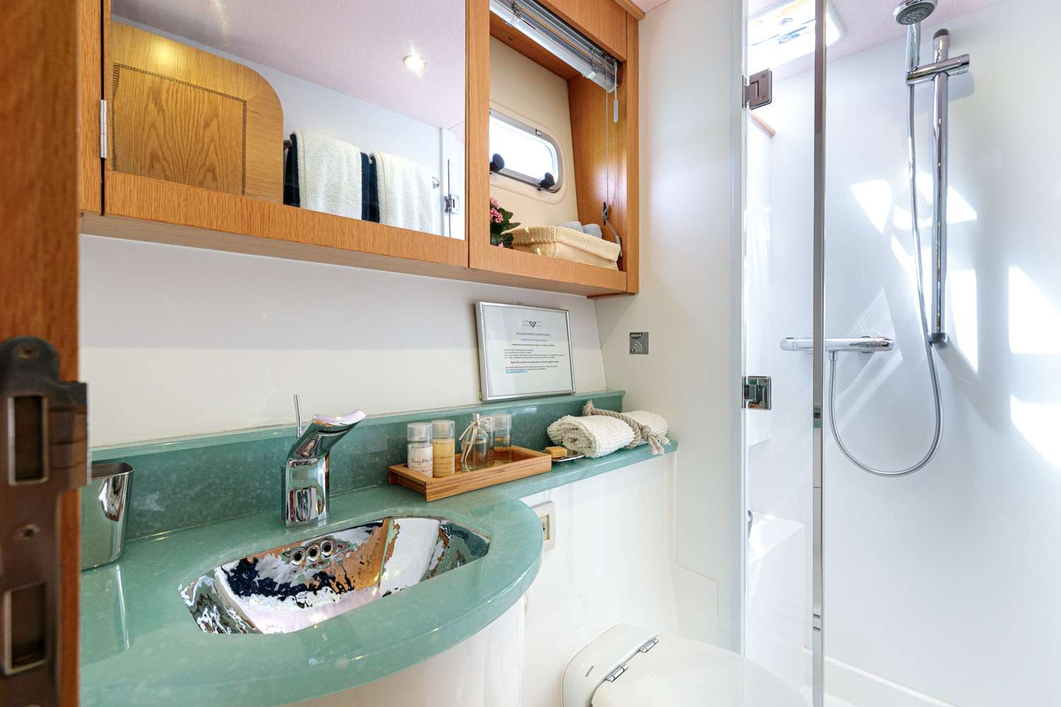 CURANTA CRIDHE Discovery 50 - master cabin bathroom