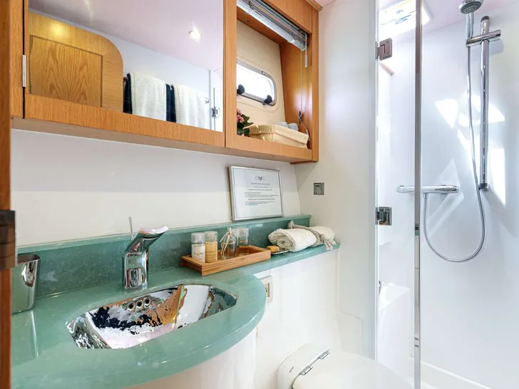 CURANTA CRIDHE Discovery 50 - master cabin bathroom CURANTA CRIDHE Discovery 50 - master cabin bathroom