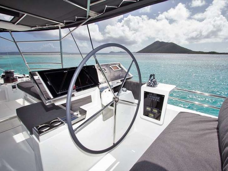 LE REVE - Lagoon 620 - Flybridge Helm LE REVE - Lagoon 620 - Flybridge Helm