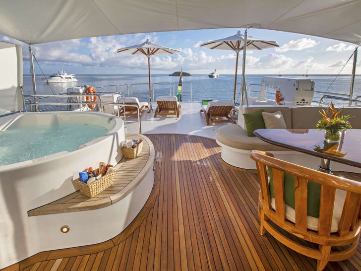 ANTARES - Westport 130 Jacuzzi upper deck ANTARES - Westport 130 Jacuzzi upper deck