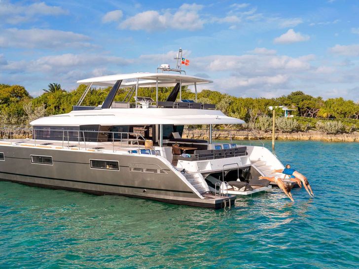 Ultra is a brand new Lagoon 62 built in 2017,combining performance and comfort. Ultra has an abundance of space both inside and outside,giving guests the freedom to lounge and dine in a variety of areas. Ultra is well-equipped. It has fishing gear,