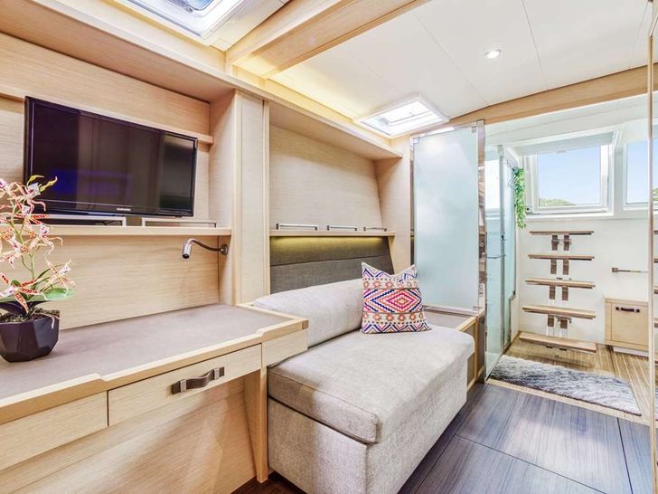 ULTRA Lagoon 630 - Master Cabin Couch ULTRA Lagoon 630 - Master Cabin Couch