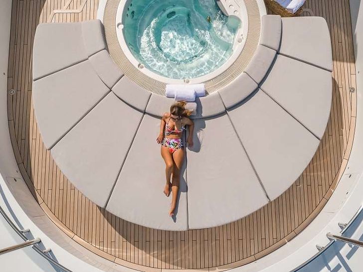 BIG SKY Oceanfast 48m - jacuzzi and sunbathing area BIG SKY Oceanfast 48m - jacuzzi and sunbathing area