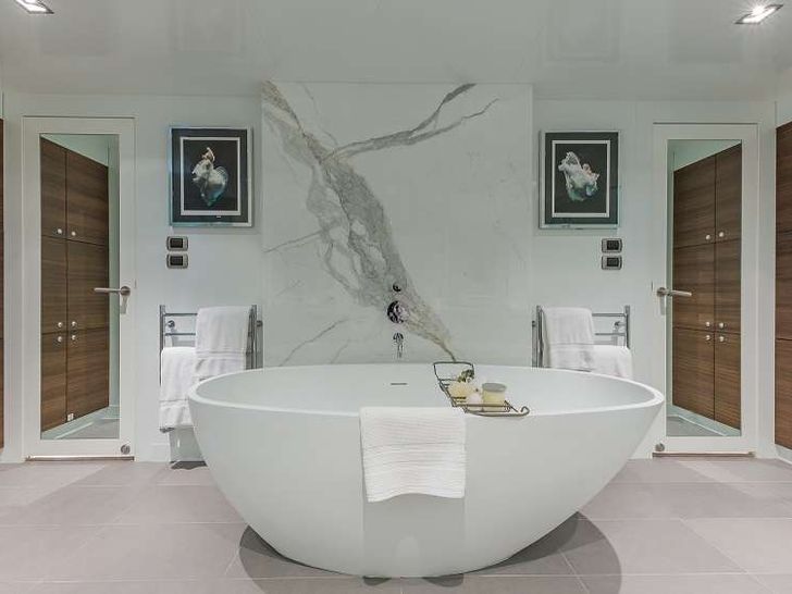 BIG SKY Oceanfast 48m - master cabin bathroom with bath tub BIG SKY Oceanfast 48m - master cabin bathroom with bath tub