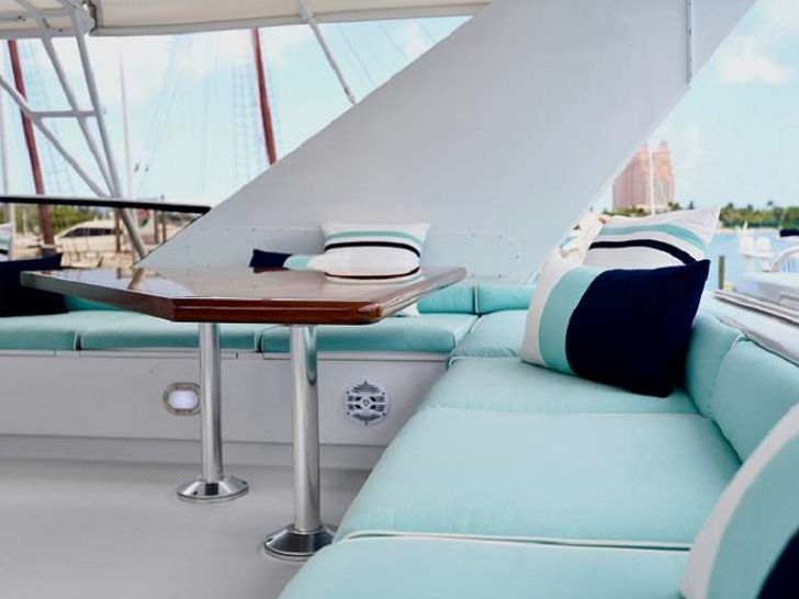 IMPULSE Broward 87 - flybridge seating IMPULSE Broward 87 - flybridge seating